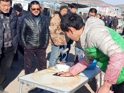 农村小伙卖抹布，月入过万 日卖500米铺就致富路，赚钱娶媳又孝亲